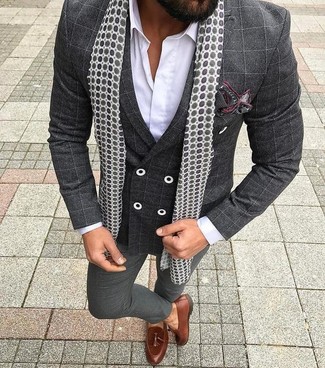 Как носить серый пиджак в клетку с темно-коричневыми кожаными лоферами мужчине