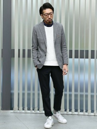 Как носить серый пиджак в клетку с белыми низкими кедами из плотной ткани мужчине