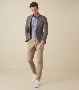 Как носить серый пиджак в клетку с белыми низкими кедами из плотной ткани мужчине