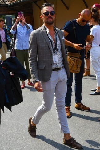 Как носить серый пиджак в клетку с белыми джинсами мужчине