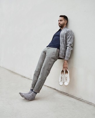 С чем носить серый бомбер в клетку мужчине