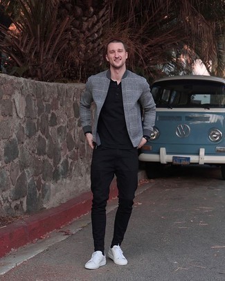 Как носить серый бомбер в клетку с белыми низкими кедами из плотной ткани мужчине