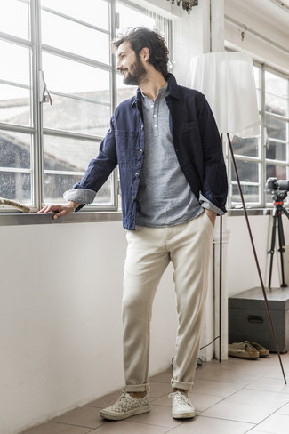 С чем носить серые низкие кеды из плотной ткани в клетку мужчине