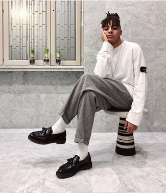 Как носить серые брюки чинос в клетку с черными кожаными лоферами