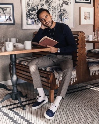 С чем носить серые брюки чинос в клетку