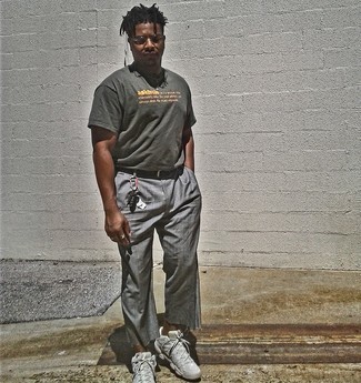 С чем носить серые брюки чинос в клетку