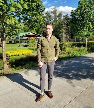 С чем носить серые брюки чинос в клетку