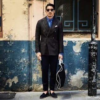 С чем носить серый двубортный пиджак в клетку мужчине