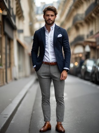 С чем носить серые классические брюки в клетку мужчине