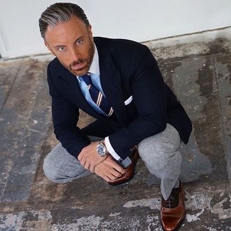 С чем носить серые классические брюки в клетку мужчине