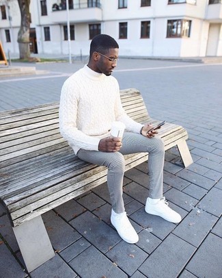 С чем носить серые классические брюки в клетку мужчине