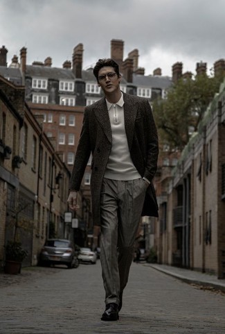 С чем носить серые классические брюки в клетку мужчине