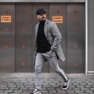 С чем носить серое длинное пальто в клетку