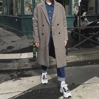 Как носить серое длинное пальто в клетку с белыми кроссовками