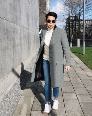 Как носить серое длинное пальто в клетку с белыми кроссовками