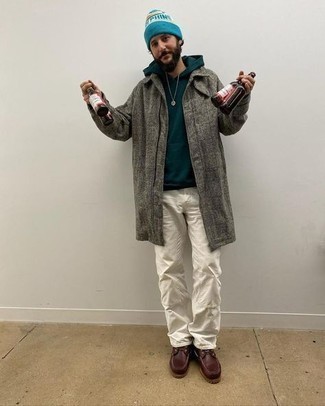 Как носить серое длинное пальто в клетку с белыми брюками чинос