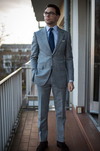 С чем носить серый костюм в клетку