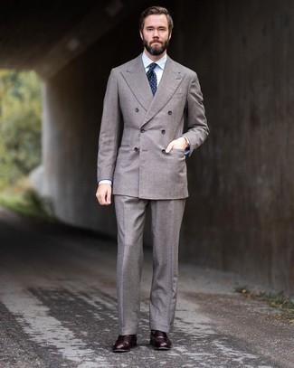 С чем носить серый костюм в клетку