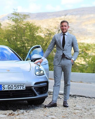 Как носить серый костюм в клетку с табачными кожаными монками