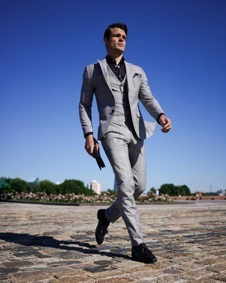 Как носить серый костюм-тройку в клетку с черными кожаными лоферами