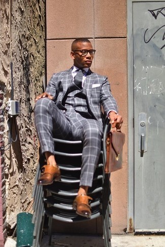 С чем носить серый костюм-тройку в клетку