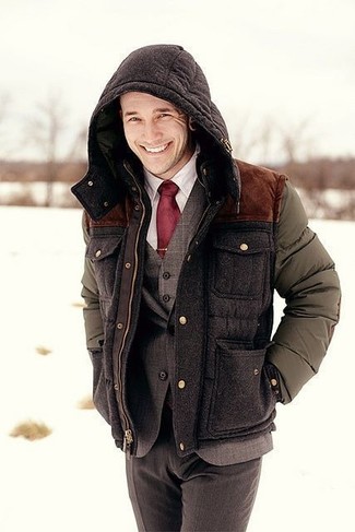 Как носить серый жилет в клетку с темно-серым костюмом