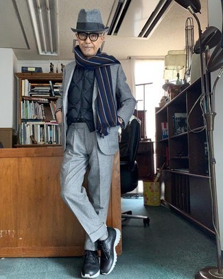 Как носить серый шерстяной костюм в клетку с черными кожаными брогами