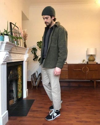Как носить серые брюки чинос с черными кроссовками