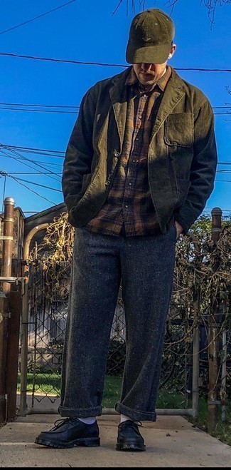 Как носить серые брюки чинос с черными кожаными ботинками дезертами