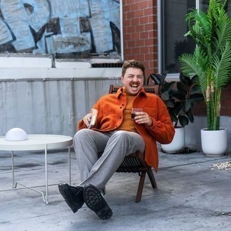 Как носить серые брюки чинос с черными кожаными ботинками дезертами