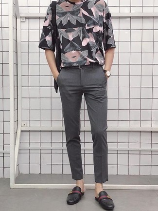 Как носить серые брюки чинос с черными кожаными лоферами