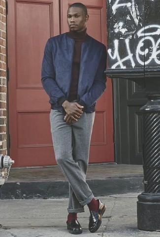 Как носить серые брюки чинос с черными кожаными лоферами