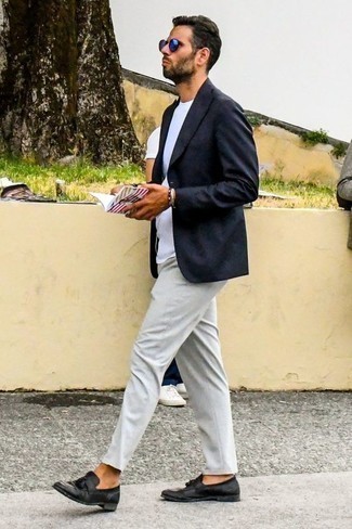 Как носить серые брюки чинос с черными кожаными лоферами