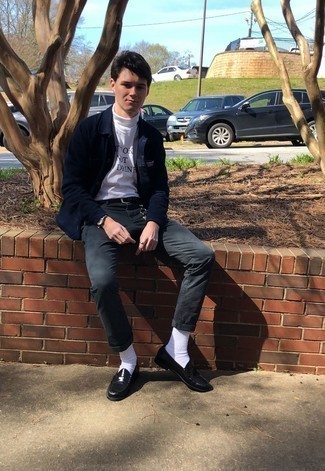 Как носить серые брюки чинос с черными кожаными лоферами