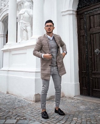 Как носить серые брюки чинос с черными кожаными лоферами