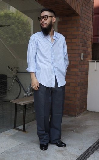 Как носить серые брюки чинос с черными кожаными лоферами