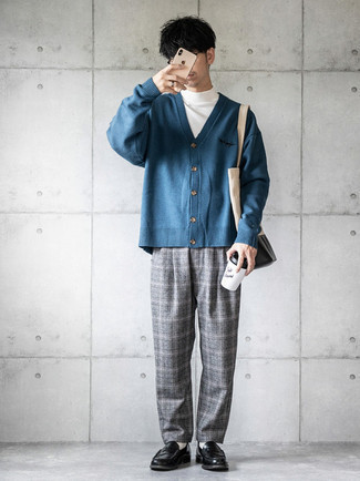 Как носить серые брюки чинос с черными кожаными лоферами