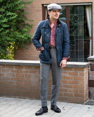 Как носить серые брюки чинос с черными кожаными лоферами