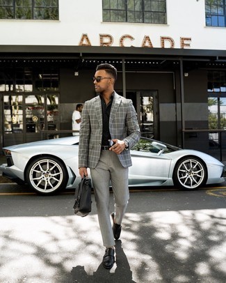 Как носить серые брюки чинос с черными кожаными монками