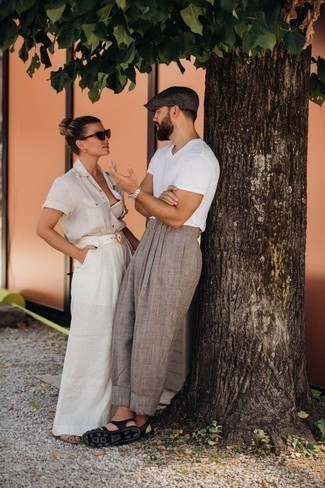 Как носить серые брюки чинос с черными кожаными сандалиями