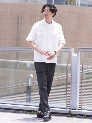 Как носить серые брюки чинос с черными кожаными сандалиями