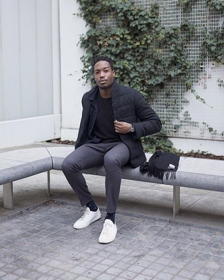 Как носить серые брюки чинос с черным стеганым пиджаком