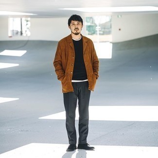 Как носить серые брюки чинос с черными замшевыми ботинками дезертами