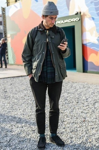 Как носить серые брюки чинос с черными замшевыми ботинками дезертами