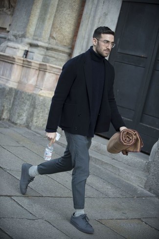 Как носить серые брюки чинос с черным шерстяным пиджаком