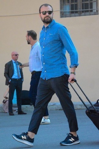 Как носить серые брюки чинос с синими кроссовками