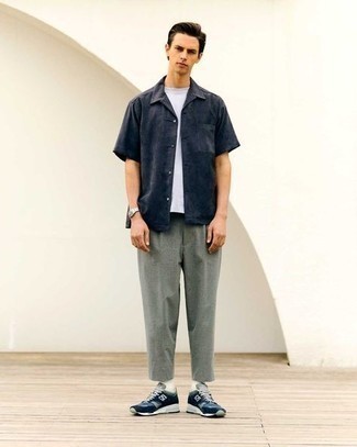 Как носить серые брюки чинос с синими кроссовками