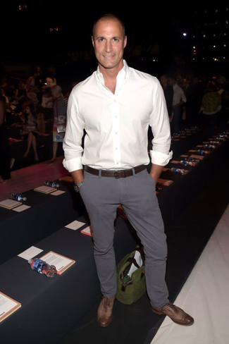 Как носить серые брюки чинос с коричневыми кожаными брогами