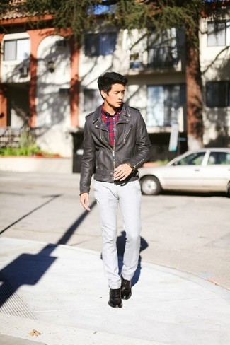 Как носить серые брюки чинос с коричневыми кожаными брогами