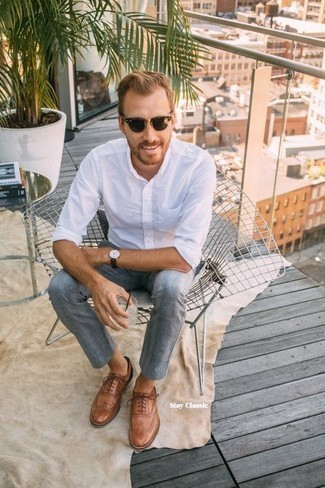 Как носить серые брюки чинос с коричневыми кожаными брогами